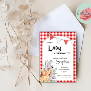 Op de afbeelding: Een verjaardagsuitnodiging met het thema Lady en de Vagebond. De uitnodiging heeft een rood-witte geruite rand, met de tekst "A little Lady is turning five". De uitnodiging bevat de naam Sophia, datum, tijd en locatie.