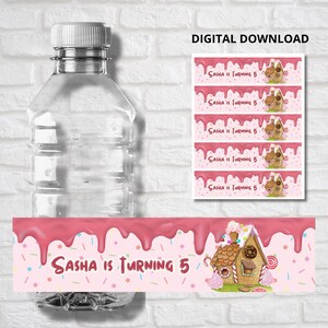 Puede incluir: Una botella de agua de plástico transparente con una tapa blanca junto a una etiqueta rosa con el texto "Sasha cumple 5" y un diseño de casa de jengibre. La etiqueta tiene un diseño de glaseado rosa goteando y es para una descarga digital.