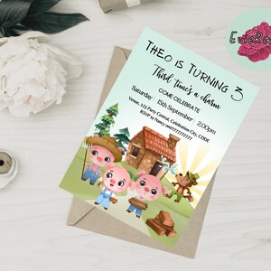 Puede incluir: Una tarjeta de invitación azul claro y verde con una ilustración de dibujos animados de tres cerdos y un lobo. El texto de la tarjeta dice "Theo cumple 3 años, La tercera es la vencida, Ven a celebrar, Sábado 15 de septiembre 14:00, Lugar: 123 Party Central, Celebration City, CODE, RSVP a Nancy al 07777777777".