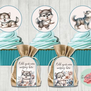 Könnte beinhalten: Drei türkisblaue Cupcakes mit weißem Frosting und einem Wolf-Topper. Zwei Jutesäcke mit einem Wolf und einem Blumendesign und dem Text "Fügen Sie Ihre eigene Nachricht hinzu".