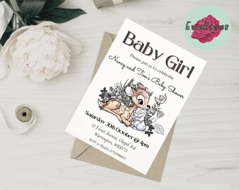 Può includere: Un invito a una festa di benvenuto per un bambino con un cervo e un coniglio dei cartoni animati in un ambiente floreale. L'invito recita "Baby Girl" e include i nomi "Nancy and Tim's Baby Shower". La data e l'ora della festa sono indicate come "Saturday 30th October @ 4pm". L'indirizzo è "17 Forest Avenue, Chapel Ash, Warrington, WR8Y73". Le informazioni di RSVP sono "RSVP to Maddie 07745988821".