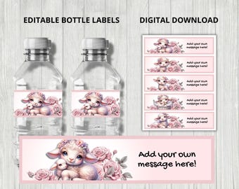 Op de afbeelding: Printbare waterfleslabels met een schattig lammetje en bloemen in roze en wit. De labels zijn bewerkbaar en zeggen "Voeg je eigen bericht toe!"