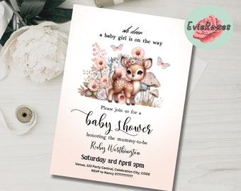 Può includere: Un invito a una baby shower con uno schema di colori rosa e bianco. L'invito presenta una graziosa illustrazione di un cerbiatto con una corona di fiori e farfalle. Il testo sull'invito recita "Oh deer, a baby girl is on the way." e "Si prega di unirsi a noi per una baby shower in onore della futura mamma Ruby Worthington. Sabato 3 aprile alle 14:00. Luogo, 123 Party Central, Celebration City, CODE. RSVP a Nancy 07777777777."