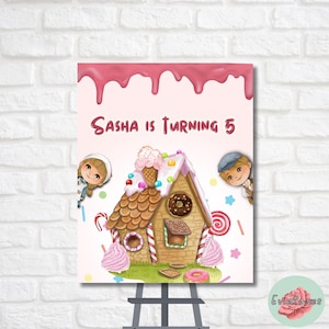 Puede incluir: Un póster de cumpleaños con el texto "Sasha is Turning 5". El diseño presenta una casa de jengibre con un helado encima, rodeada de caramelos y dos niños de dibujos animados que se asoman por los lados. El fondo es rosa claro.