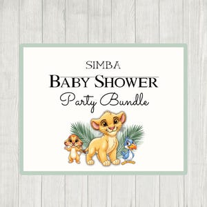 Può includere: Biglietto rettangolare con bordo verde chiaro e la scritta "SIMBA BABY SHOWER Party Bundle". Il biglietto presenta illustrazioni di Simba, Timon, Pumbaa e Zazu de Il Re Leone, su sfondo di legno chiaro.