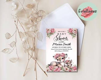 Può includere: Invito per baby shower con illustrazione ad acquerello di un cerbiatto e dettagli floreali. L'invito è rosa e bianco e recita "Join us for a Baby Shower Honoring Maria Smith". Include i dettagli dell'evento e le informazioni RSVP.
