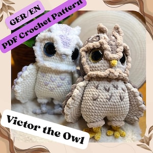Könnte beinhalten: Zwei gehäkelte Eulenfiguren, eine weiß und lavendelfarben, die andere braun und beige. Beide haben große, runde Augen. Der Text "PDF Crochet Pattern" und "Victor the Owl" ist auf dem Bild zu sehen.