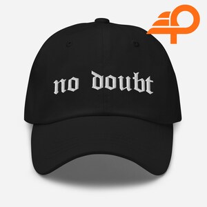 以下が含まれることがあります： 黒のベースボールキャップに、ゴシック体で「no doubt」と白く刺繍されたテキストが入っています。