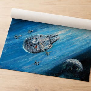 Peut inclure: Une impression sur toile roulée présentant une peinture à l'huile d'un vaisseau spatial circulaire volant dans une scène spatiale bleu profond. L'œuvre représente le vaisseau entouré de petits chasseurs stellaires sur fond de nuages bleus.