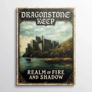Puede incluir: Un cartel de estilo vintage que presenta un castillo en una costa rocosa, con el texto "DRAGONSTONE KEEP" en la parte superior y "REALM OF FIRE AND SHADOW" en la inferior. La obra de arte representa un barco en el agua y un cielo nublado.