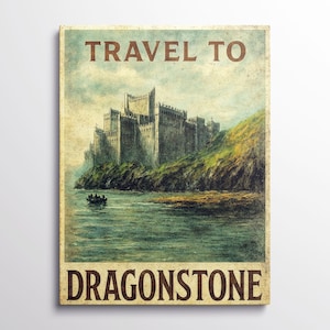 Puede incluir: Póster de viaje vintage con el texto "TRAVEL TO DRAGONSTONE". El póster representa un gran castillo en una isla rocosa, con un pequeño bote en el agua. La paleta de colores es apagada, con tonos de verde, marrón y azul.
