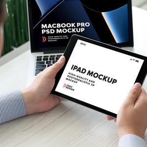 Pode incluir: Uma maquete de iPad nas mãos de uma pessoa, com o texto "IPAD MOCKUP" e "HIGH-QUALITY AND PHOTOREALISTIC 3D MOCKUP" exibido na tela. Um laptop e um smartphone também são visíveis.
