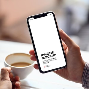 Pode incluir: Uma pessoa segurando uma maquete de iPhone preto com uma tela branca. O texto na tela diz "IPHONE MOCKUP HIGH-QUALITY AND PHOTOREALISTIC 3D MOCKUP UNIQUE DESIGN".