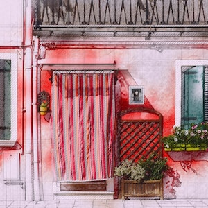 Può includere: Un dipinto ad acquerello di un edificio rosso con due finestre e una tenda a righe che copre un portale. L'edificio ha un balcone bianco con una ringhiera nera. Ci sono fiori in una fioriera e una pianta in vaso davanti all'edificio.