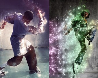 Op de afbeelding: Twee dansers in de lucht, omringd door glinsterende lichten. De danser links draagt een blauw shirt en een zwarte broek, terwijl de danser rechts een groen shirt en een zwarte broek draagt.