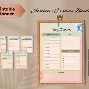 Może przedstawiać: Drukowany planer dzienny z akwarelowym tłem przedstawiającym kwiat i miękką kombinację kolorów różowego i żółtego. Planer zawiera sekcje na dzisiejszy harmonogram, cele, listę rzeczy do zrobienia i przypomnienia.