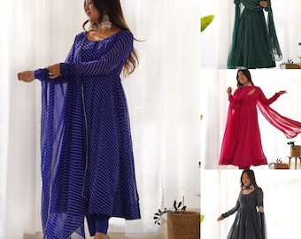 Rani Pink Leheriya imprimé georgette douce Anarkali avec dupatta et pantalon en dentelle triangulaire, incroyable costume Anarkali trois pièces