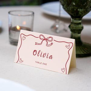 Tarjetas de lugar de boda RETRO con íconos de comida, etiquetas de mesa con garabatos rojos y rosas, nombres de tarjetas de lugar planos y plegados, tarjetas de nombre con lazo de cinta, Canva