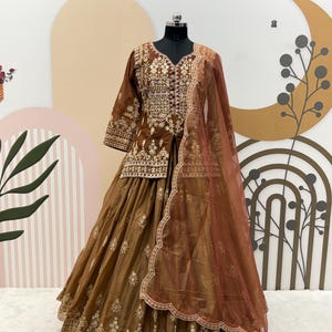 Ensemble brodé en georgette Lehenga : haut marron, travail en séquence, robe indienne traditionnelle