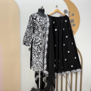 Geborduurd zwart Georgette Sharara-kostuum: Indiase trouwoutfit