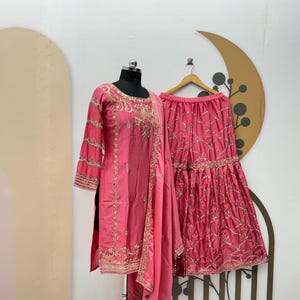Pink Sharara Anzug: Indischer Designer besticktes Chinon Silk Kurta Set