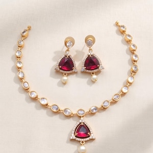 Conjunto de collar de piedra roja, joyería con colgante triangular rojo, collar y pendientes tono dorado, joyería nupcial con perlas colgantes, joyería llamativa para bodas