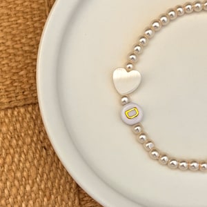 Handgemachtes Perlenarmband mit Buchstaben und Muschelherz| Freundschaftsarmband | filigranes Perlenarmband | Buchstaben in gold und silber
