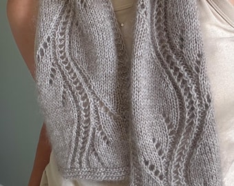 Modèle de tricot pour écharpe Lua (PDF disponible en anglais, allemand et français). Ce modèle est idéal pour un cadeau de Noël : rapide à tricoter et très agréable à porter !