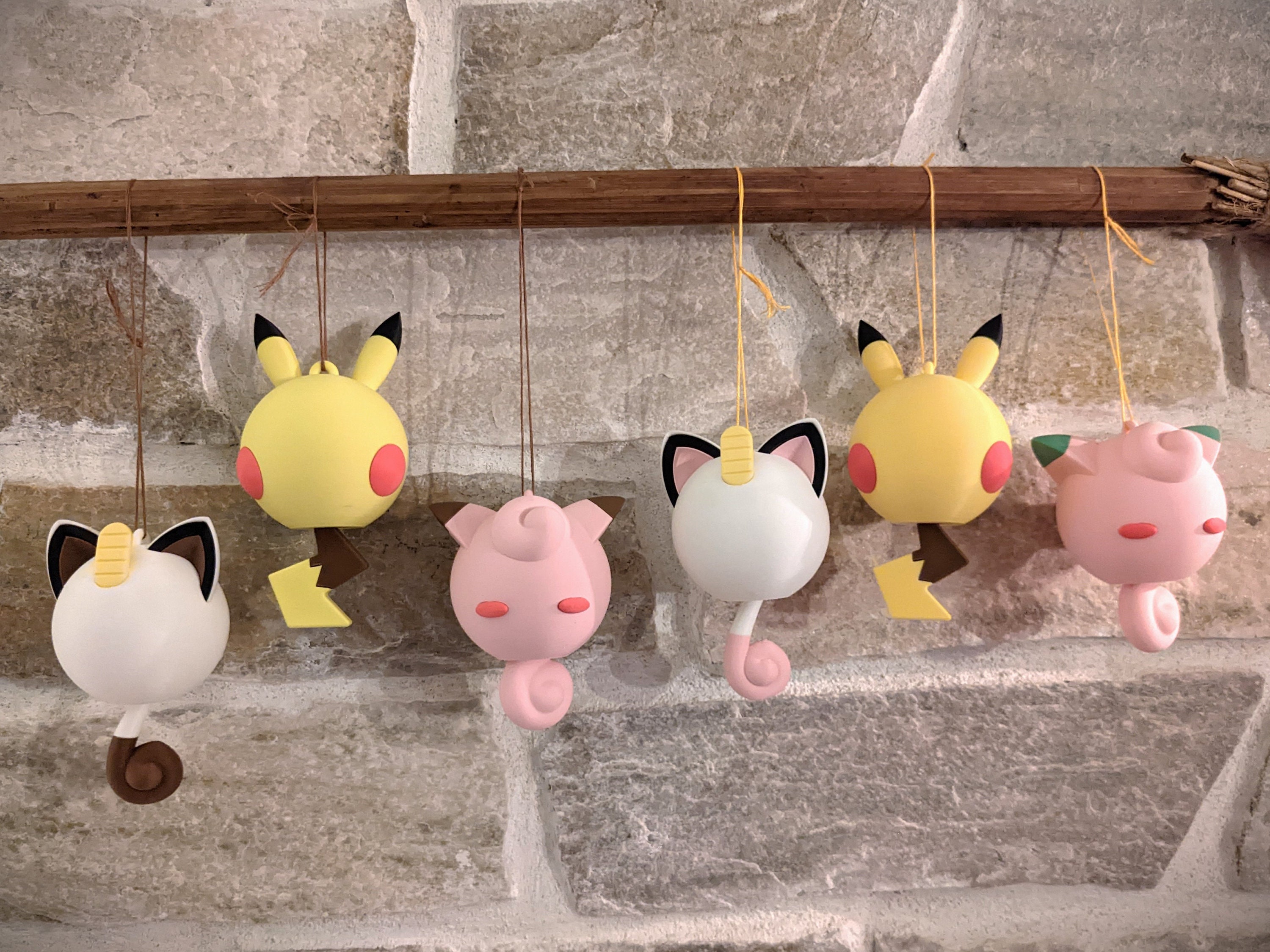 Pokémon En Forme De Boule Rose à Oreille De Chat