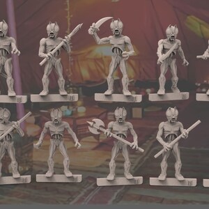 Peut inclure: Dix figurines en plastique gris de personnages humanoïdes aux traits d'insectes, chacune tenant une arme différente. Les figurines sont debout sur de petites bases rectangulaires.