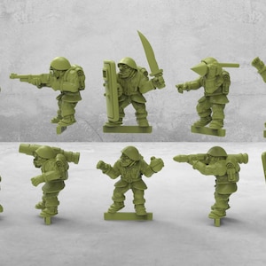 Puede incluir: Colección de diez figuras de soldados en miniatura verdes en varias poses de acción. Cada figura lleva un casco y equipo militar, algunas sosteniendo armas como cuchillos, escudos y pistolas. Las figuras están sobre pequeñas bases verdes.