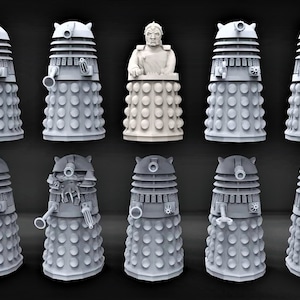 Könnte beinhalten: Ein Set aus zehn grauen, 3D-gedruckten Dalek-Figuren. Die Daleks stammen aus der Fernsehserie Doctor Who. Die Daleks befinden sich in verschiedenen Posen, darunter stehend, gehend und ihre Waffen abfeuernd.