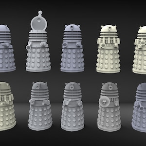 Könnte beinhalten: Ein Set aus zehn 3D-gedruckten Dalek-Modellen in verschiedenen Posen. Die Modelle sind aus hellgrauem Kunststoff gefertigt und haben ein detailliertes Design. Einige der Daleks haben ihre Kuppel geöffnet, wodurch das Innere sichtbar wird.