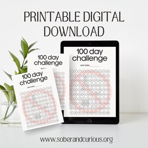 Könnte beinhalten: Druckbarer 100-Tage-Challenge-Tracker mit einem rosa Kreis um die Zahlen. Der Tracker befindet sich auf einem Tablet und eine gedruckte Version liegt auf einem Tisch. Der Text "100 day challenge" und "start date" befindet sich auf dem Tracker. Der Text "www.soberandcurious.org" befindet sich am unteren Rand des Bildes.