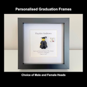 Könnte beinhalten: Ein personalisierter Abschlussrahmen mit einer Lego-Figur in einem Abschlussgewand. Der Rahmen zeigt den Namen des Absolventen, den Abschluss, die Universität und das Abschlussjahr. Der Text "Personalised Graduation Frames" steht oben und "Choice of Male and Female Heads" unten.