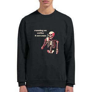 lustiger Premium Unisex Pullover &quot;running on coffee and sarcasm&quot;, Kaffee, Sarkasmus