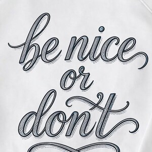 Sé amable o no lo seas PNG, diseño de cita minimalista en letra cursiva (descarga digital)