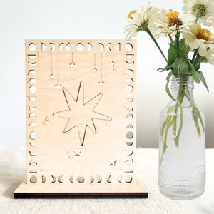 Carte de voeux lune et étoile, art solaire en bois, cadeau personnalisé en bois. (avec porte-cartes)