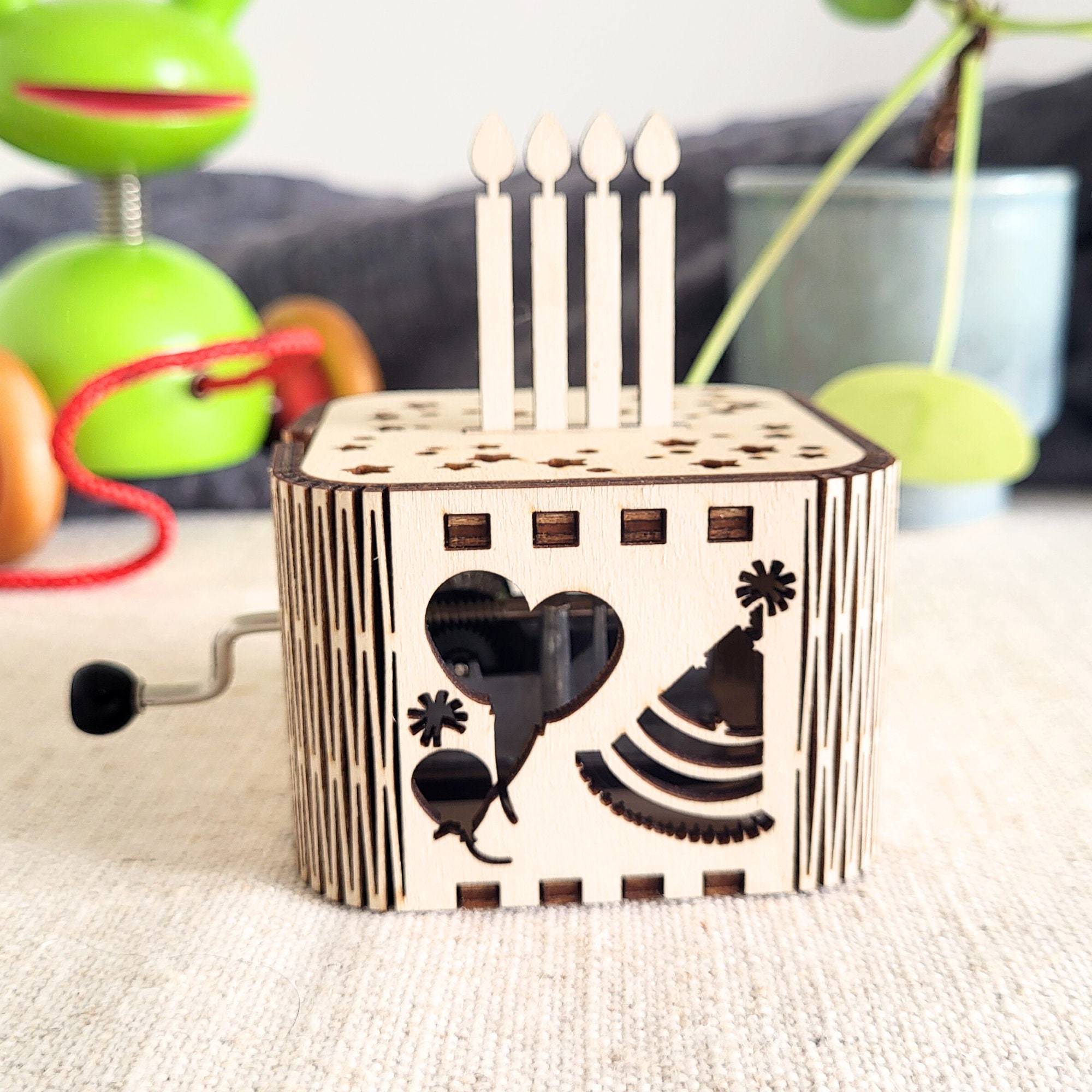 Youtang Coraline - Mini carillon in legno con incisione, idea regalo per compleanno, anniversario, San Valentino, Natale (manovella, marrone