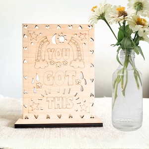Vous avez cette carte, carte d'encouragement à un ami en bois, cadeau personnalisé en bois. (avec porte-cartes)