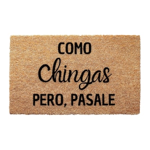 May include: A brown coir doormat with the text "COMO CHINGAS PERO, PASALE" in black.