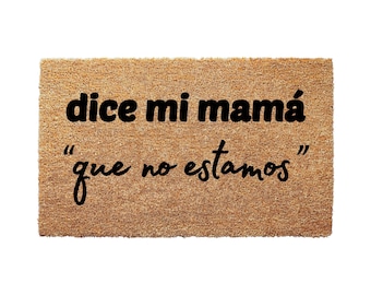 Dice mi mama que no Estamos Tapete - Funny Spanish Welcome Mat, Latin Humor Gift, Regalo de Bienvenida, Felpudo Divertido En Español