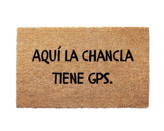 Aquí La Chancla Tiene GPS Doormat - Hilarious Gift for Hispanic Families Spanish Phrase Mat for Home Entry or Patio Mom Rule Tapete Puerta