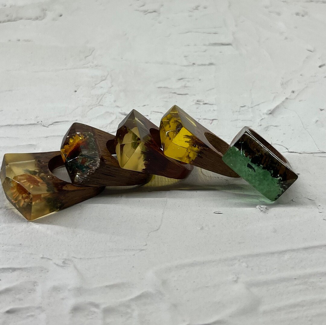 Anello in legno smaltato con gatto nero – Lo
