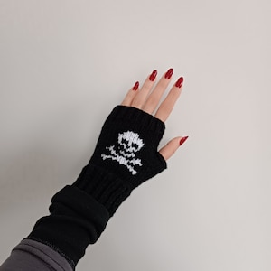 Guanti senza dita con teschio in nero, guanti in maglia morbida, guanti in lana, guanti con teschio all&#39;uncinetto, accessori gotici, guanti senza dita gotici