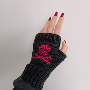 Guanti senza dita con teschio in nero, guanti in maglia morbida, guanti in lana, guanti con teschio all&#39;uncinetto, accessori gotici, guanti senza dita gotici