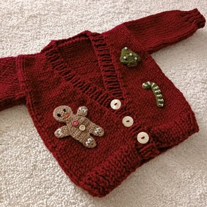 Kerstvest met koekjesmanmotief te koop, gehaakt bordeauxrood vest voor kinderen, handgebreid kerstvest voor baby