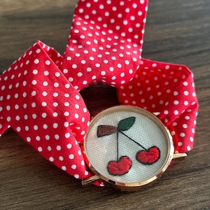 Kersengeborduurde armband, handgeborduurde armband, schattige handgemaakte armband, unieke kersengeborduurde armband, geborduurde sieraden