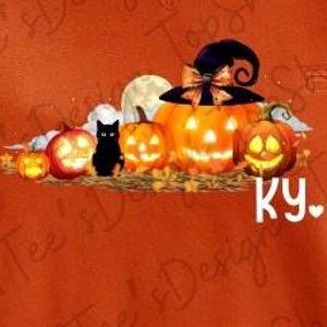 Może przedstawiać: Pomarańczowa bluza z kapturem z motywem Halloween. Projekt zawiera rzeźbione dynie, czarnego kota, kapelusz czarownicy i tekst "ky."