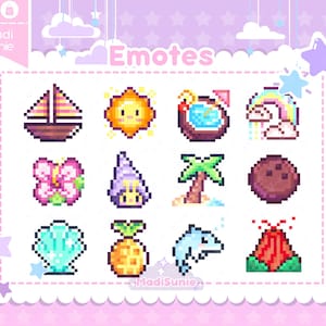 Puede incluir: Un conjunto de 12 emojis de arte de píxeles con temas de verano y playa. Los emojis incluyen un velero, un sol, un coco con sombrilla, un arcoíris, una flor de hibisco, un personaje con una corona de flores, una palmera, un coco, una concha, una piña, un delfín y un volcán.